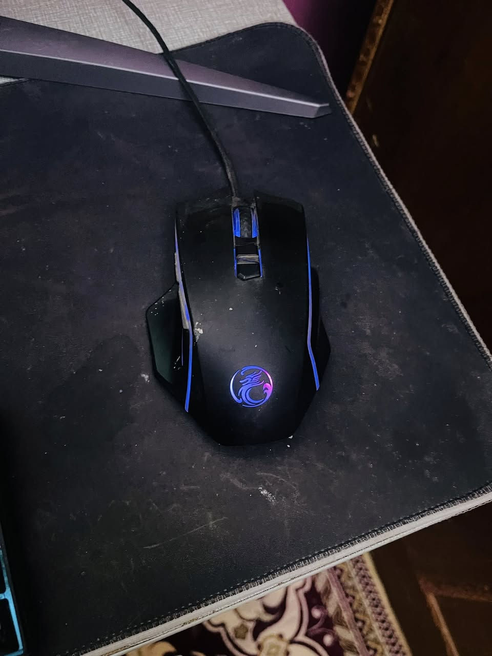 السيت أب متكامل (PC + شاشتين) للبيع -  💻🔥
الوصف:
السلام عليكم شباب، متوفر سيت أب كامل للبيع بنظافة ممتازة جداً واستخدام راقي. التجميعة متناسقة ومجهزة بشاشتين (وحدة عرضية كيرف ووحدة عمودية) 
💻 مواصفات الكيس (PC Specs):
 المعالج: AMD Ryzen 5 3500X (6 Cores) أداء قوي ومستقر.
 كارت الشاشة: NVIDIA GeForce GTX 1650 (4GB) ممتاز للألعاب والبرامج.
 الرام: 16GB DDR4 بسرعة 3200MHz (سلاسة تامة بالفتح والتنقل).
 التخزين: SSD 240GB للنظام السريع جداً + HDD 1TB للملفات والألعاب.
 الكيس: كيس كيمينج مع مروح RGB تبريد وإنارة ممتازة.
🖥️ الشاشات (تشتغل ثنائية بنفس الوقت):
1. الشاشة الرئيسية: AOC Gaming كيرف (منحنية) بمعدل تحديث 165Hz - سلاسة خيالية

2. الشاشة الثانوية: Planar بحجم 24 بوصة (مقلوبة عمودي) - فريدم ومساحة مثالية 

⌨️ الملحقات (هدية ويه السيت أب):
 كيبورد ميكانيكي مدمج (60%) مع إضاءة RGB.
 ماوس كيمينج احترافي ومريح + ماوس باد ممتد.
📌 السعر:  650,000 الف  وقابل للتفاوض 

📍 المكان: ذي قار - سوق الشيوخ (متوفر معاينة وفحص قبل الشراء).

للتواصل والاستفسار يرجى المراسلة على الخاص


**إذا كنت صاحب هذا الإعلان وتريد حذفه لأي سبب، رجاءا أرسل رسالة إلى الدعم الفني**