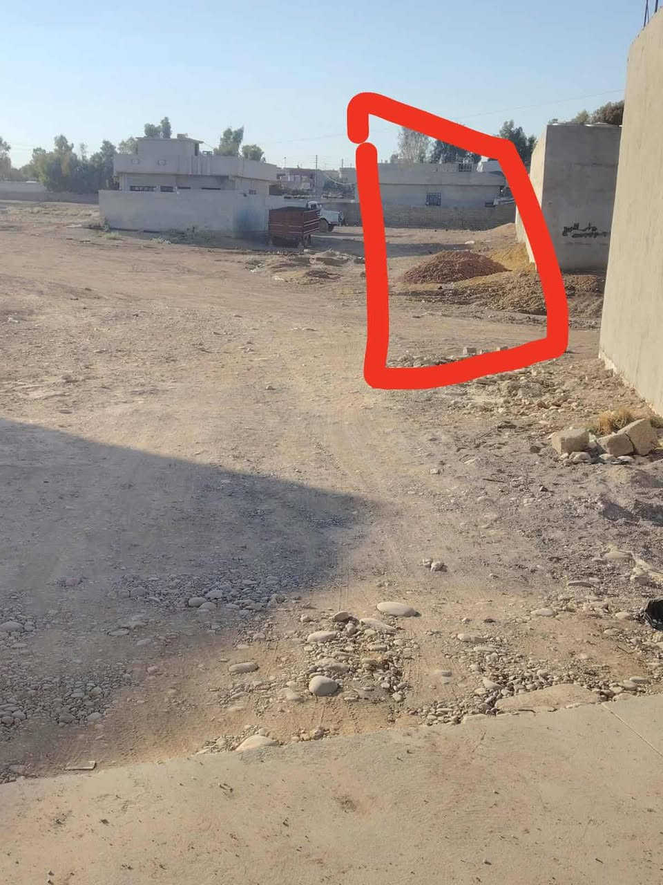 عندي أرض للبيع المساحه ١٥٢ متر واجه ٩ ونص العمق ١٦ ونص بين معامل البلوك بخربت عسكر  شارع عبد الحميد تبعد عن التبليط ٥٠متر تقريبن السعر١١ مليون وبيها مجال قليل رقم ***********
