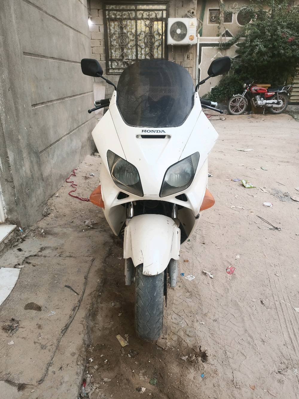 دراجة نارية من نوع هوندا، لونها أبيض بحالة جيدة، مثل ما تشوفون بالصور. الدراجة مناسبة للمدينة والسفر لمسافات قصيرة. تحتاج صيانة بسيطة فقط، ومناسبة لمحبي المغامرات. متوفرة للمعاينة في أي وقت.