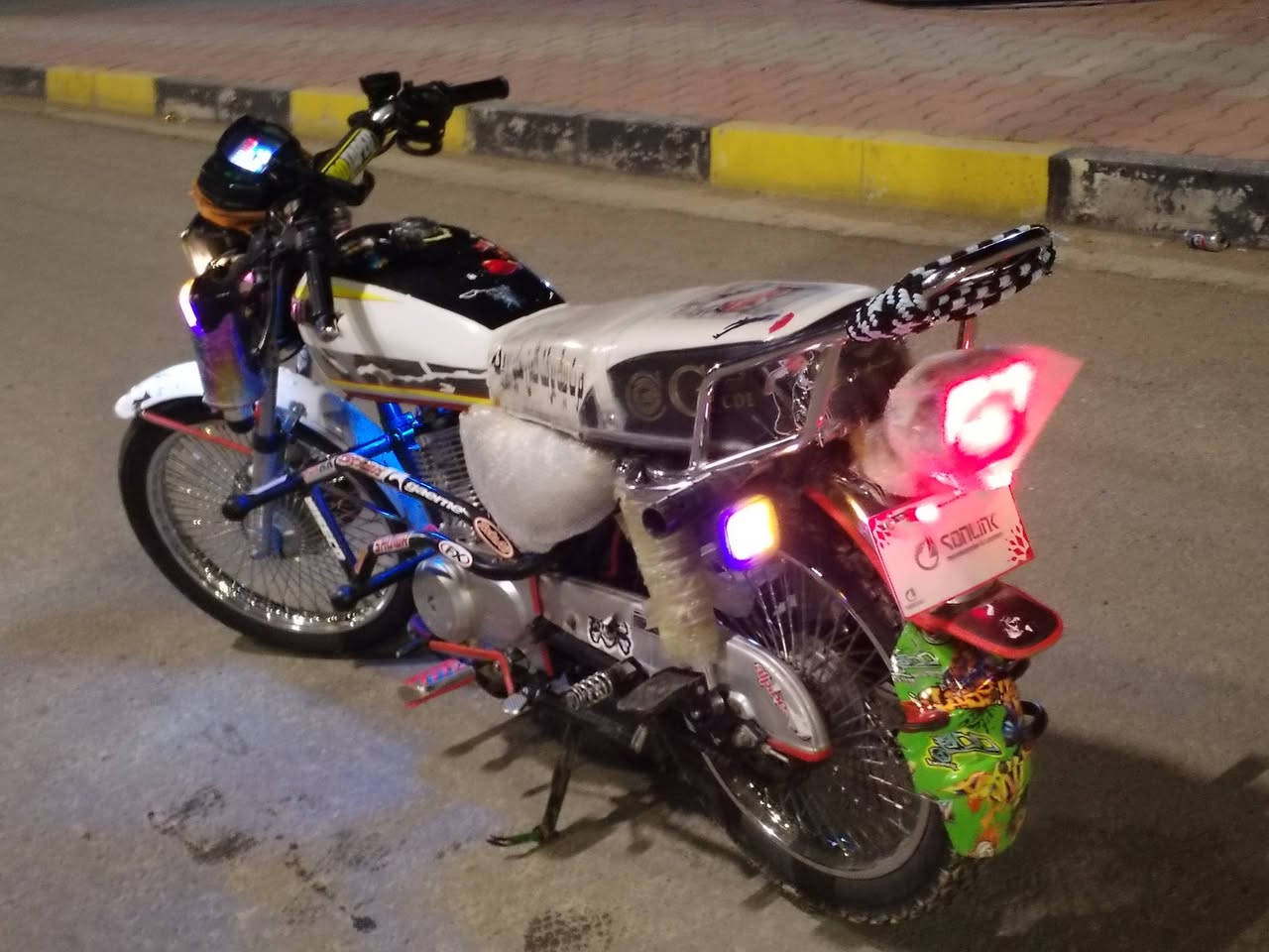 سلام عليكم
دراجة للبيع موديل 2024 سولنك باب اول مختم كل مكان وزن ثقيل على يدامه مثل ما واضح
منفيس موجود دراجه ميعوزها برغي.. مكان موصل تلكيف رقم بي وتساب(( ***********)) خابرني وعيوني لك
