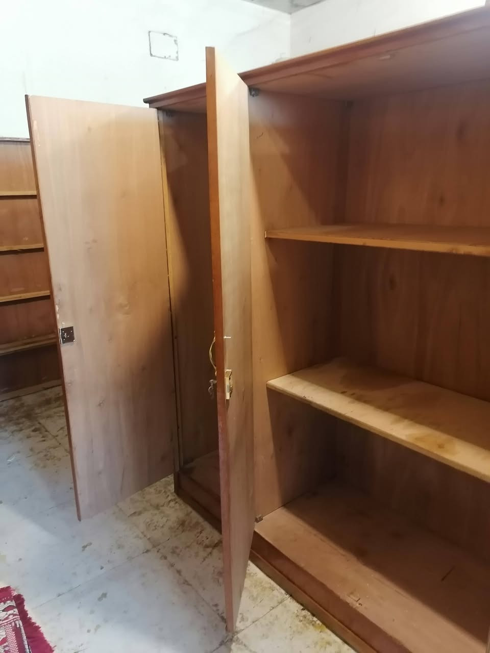 كنتور ٣ باب درجة أولى معرض ابو حسن حي السكر مقابل ساحه غاز السكر ت *********** سعر خاص جدا 150مستعدون لشراء غرف النوم والكناتير المستخدم
