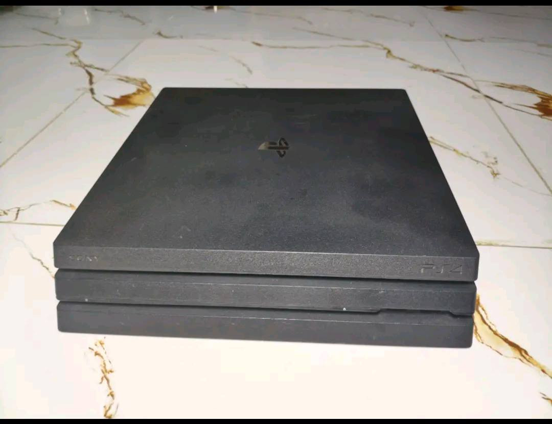 التفاصيل:
النوع: PS4 Pro (النسخة القوية، دقة 4K وأداء سريع).
​الهارد: 1 تيرا (1000 جيجا) - مساحة ضخمة تشيل عشرات الألعاب.
​التهكير: الجهاز مهكر جاهز (نظام مستقر)، تگدر تنزل عليه أي لعبة ببالك ببلاش وبسهولة تامة.
​الحالة: الجهاز فارغ من الألعاب (صفر)، يعني تنصب عليه الألعاب اللي تعجبك وعلى ذوقك.
​النظافة: الجهاز لوز، نظيف جداً وصوته ناصي وما يحمى، ختم الشركة بعده عليه (ما مفتوح للصيانة).
​الملحقات:
​جويستيك  أصلي عدد1
​كامل الوايرات الأصلية (Power, HDMI, USB).
​السعر: (قيم واخذ)
للتواصل: (***********) أو خاص.
​ملاحظة للشراي:
​الجهاز مفحوص وجاهز، وبما إنه مهكر تگدر تمليه ألعاب بمكاتب التنزيل بأسعار رمزية أو تنزلها بنفسك من الإنترنت
