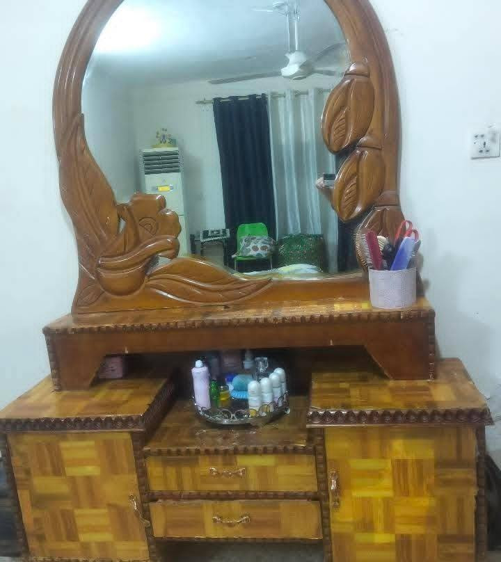 غرفه نوم للبيع السعر ٥٠٠ مع كنتور ثلاث و كنتور ٦ ابواب
***********

