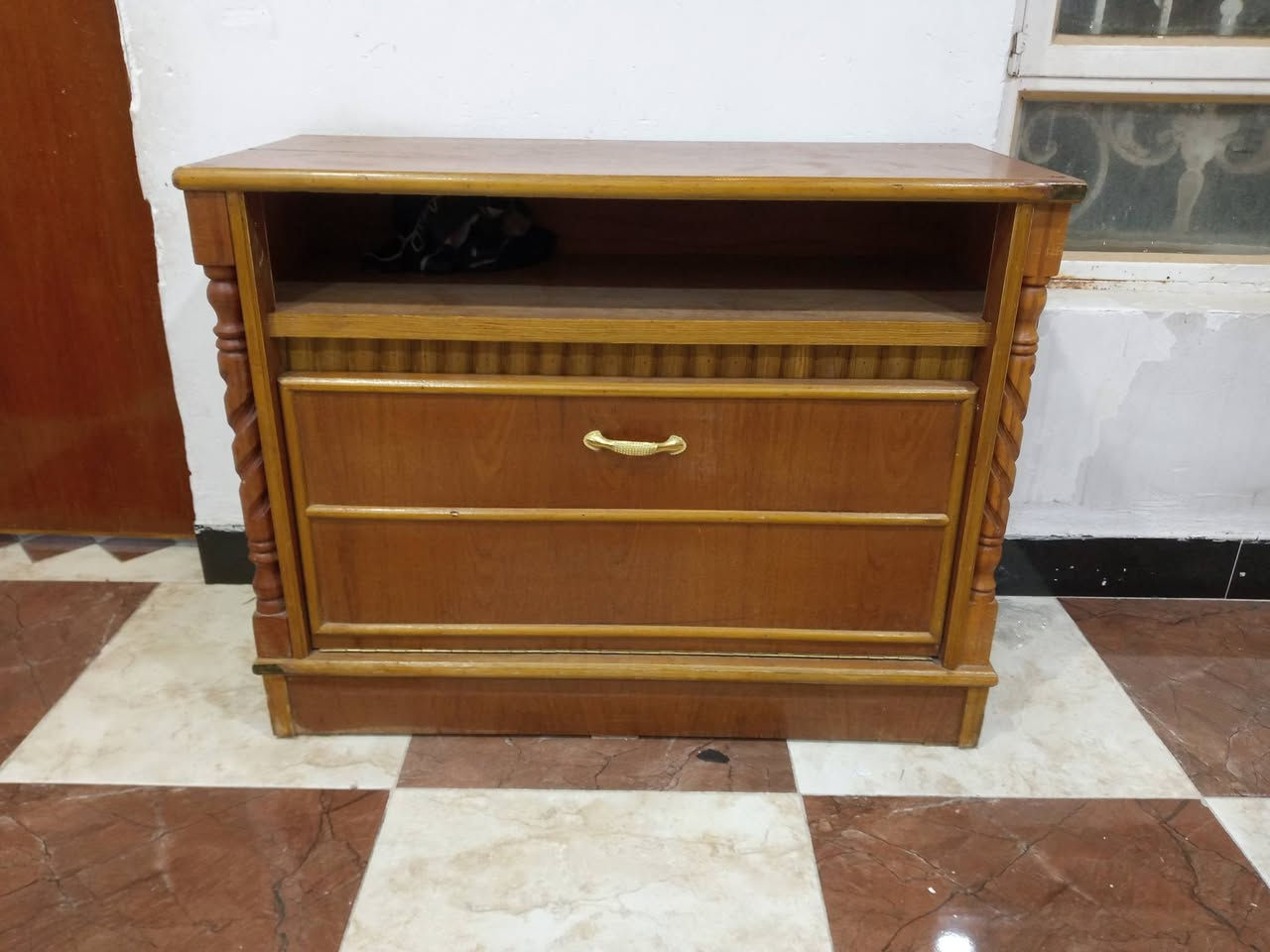 سلام عليكم ورحمة الله وبركاته غرفة اخشاب للبيع نظيفة مثل ما موضحة بالصور *********** اتصال واتساب موجود
