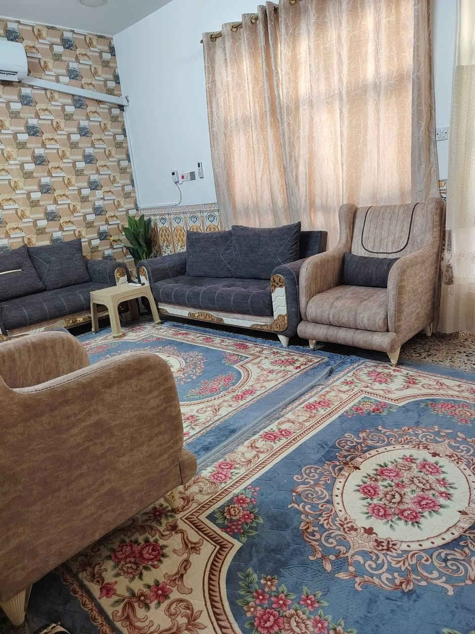 بيت للبيع ١٠٠متر واجهه ١٠ نزال ١٠مربع  سند ٢٥
٤غرف 
غرفه طابق أرضي
هول 
مطبخ 
ترك 
صحيات
الطابق الثاني ٣ غرف وصحيات
طابق ثالث بيتونه وسطح
بناء حديث العنوان الشعب الشارع العام مقابل بانزين خانه
سما بغداد للاستفسار اتصال ع رقم فقط للجادين
*********** ,
