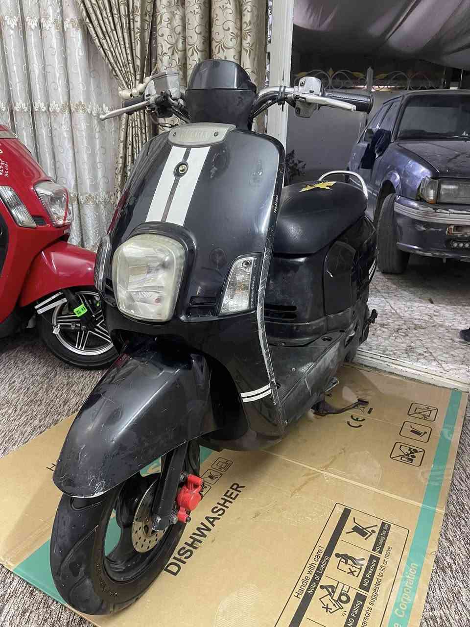 سلام عليكم بوليس كابريتر دراجه كله بلاديه كفرات كله مختمه بس شويه تعبانات ومشخطات بيه مكينة  تشك الكاع وناعمه ما تسمع صوتها كلشي شغال بيه من كهربائيات وعداد وكيج بانزين بريكات دراجه شغاله سلف هندر ما بيه كل نقص فقط باتريها تعبان مكان الأمين ثانية رقم *********** سعر 500 وبيه مجال
