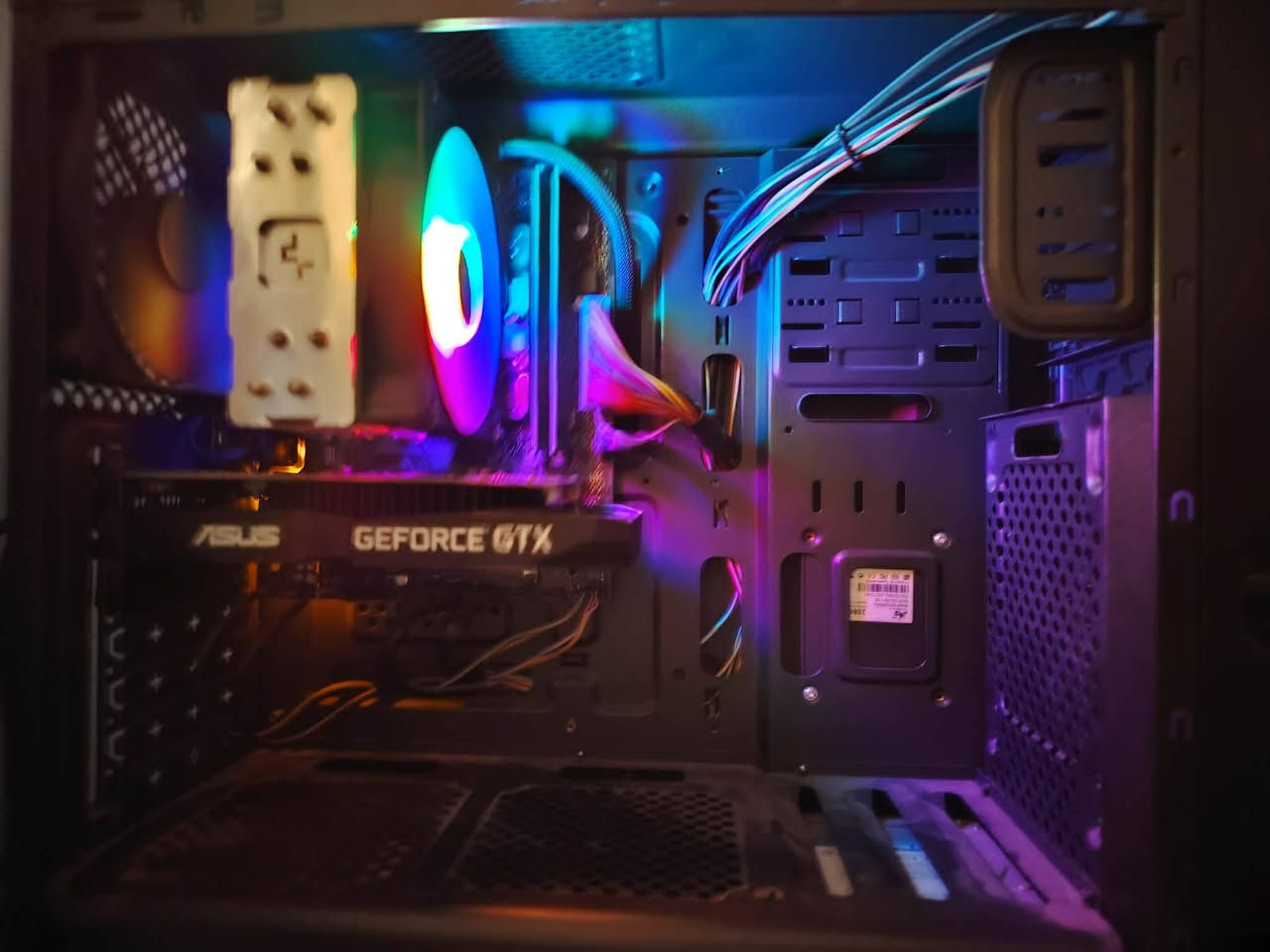 من رخصة الادمن
🎮 Gaming PC ASUS للبيع

💻 المواصفات:

المعالج: Intel Core i5-9400 (6 أنوية)

كرت الشاشة: NVIDIA GeForce GTX 1650 (منفصل 4GB)

الرام: 16GB DDR4

التخزين:

SSD 256GB (سرعة عالية)

HDD 1TB (مساحة كبيرة)

الباور سبلاي: 500W

الماركة: ASUS

⚡ الأداء:

يشغل أغلب الألعاب على 1080p بسلاسة (High / Medium) �

64 pit

ويجي وياها شاشة samsong 74 hz 1080p
وكيبورد وماوس

وماوس باد Microsoft 20 *20cm

سعر 400 وبي مجال
مو شراي لا تجي


**إذا كنت صاحب هذا الإعلان وتريد حذفه لأي سبب، رجاءا أرسل رسالة إلى الدعم الفني**