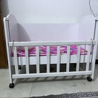 سرير أطفال • يحتاج تنضيف • شهداء البياع