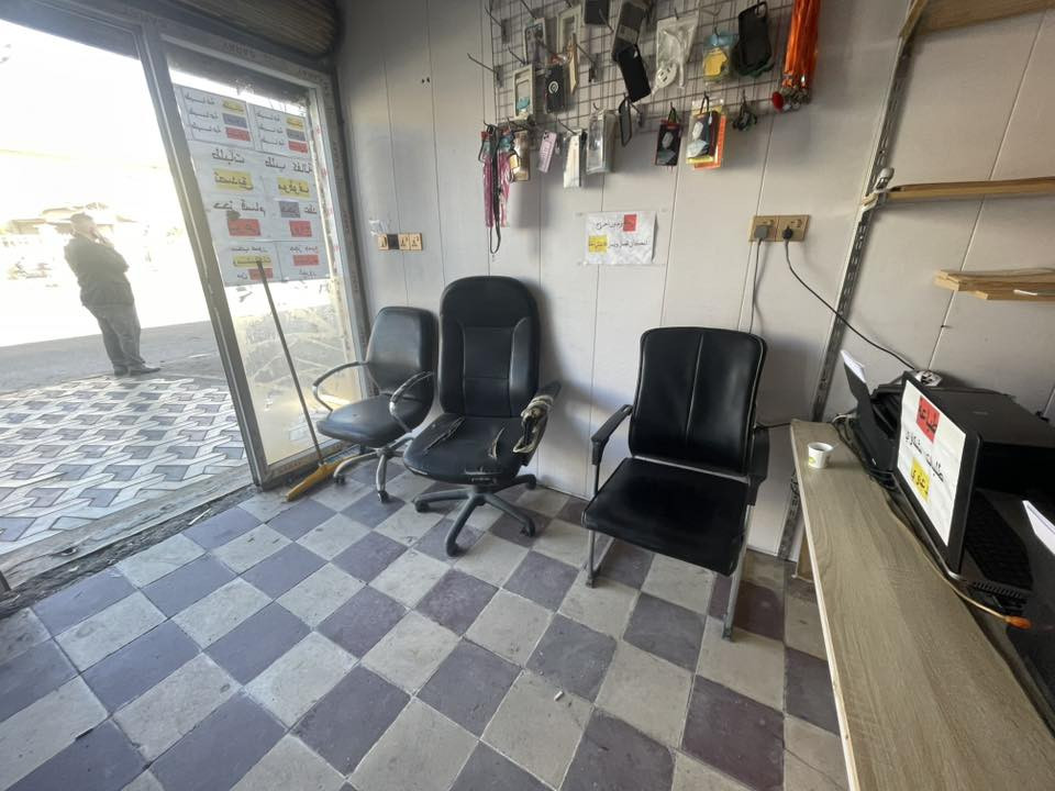 سلام عليكم رفوف للبيع ع داير المحل خشب مغلون كاملات سعره١٧٥
جامخانه قياس تقريبا ٥متر وارتفاع ٣ سعره ٢٠٠الف 
مصطبه جلوس جلد سعره ٤٠الف 
كراسي عدد ٢سعر الواحد ٢٠ الف
للاستفسار
***********
