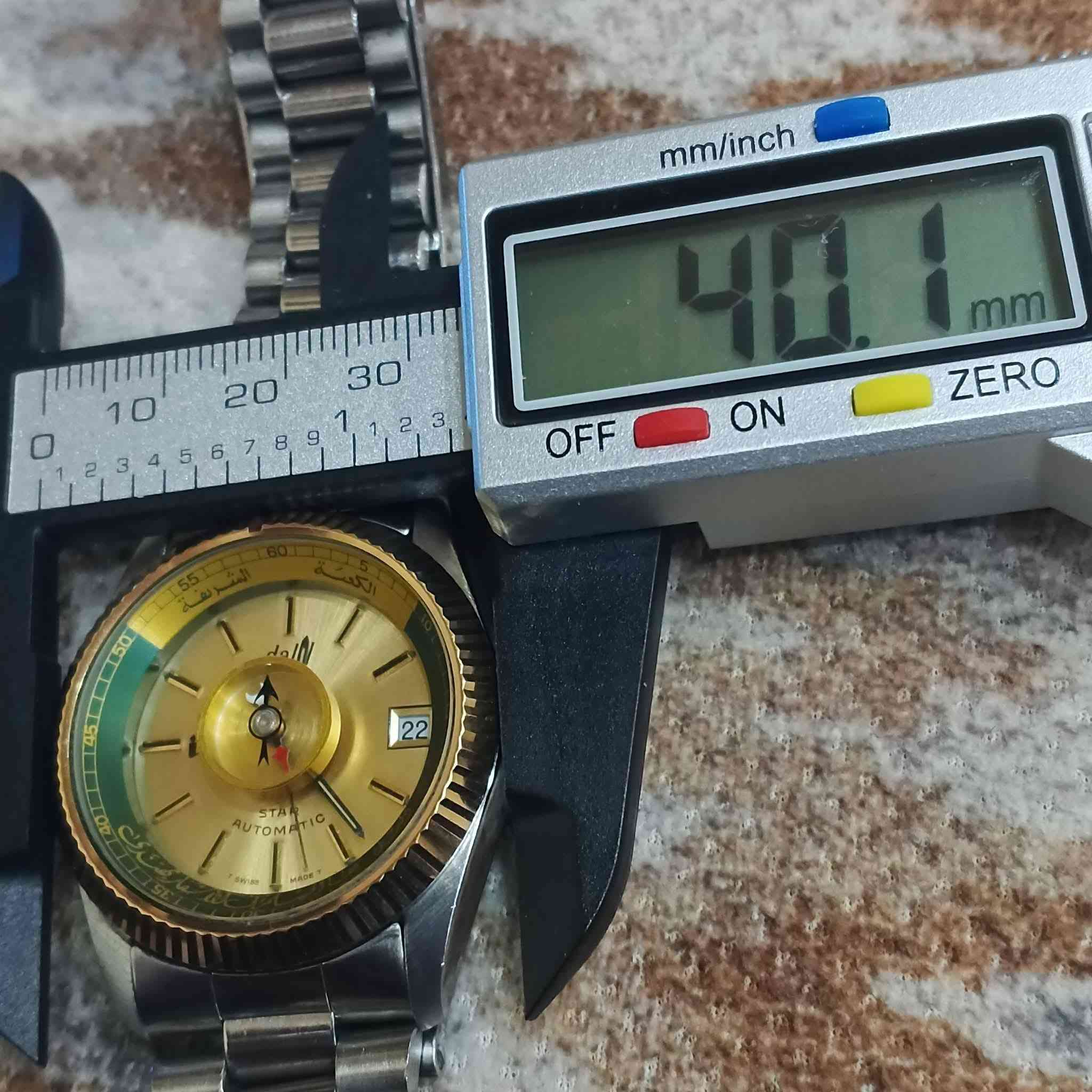 ساعة "دليل" الأوتوماتيكية (Dalil Star Automatic)، وهي ساعة سويسرية كلاسيكية نادرة صُنعت في فترة السبعينيات والثمانينيات خصيصاً للمسلمين لتساعدهم على تحديد اتجاه القبلة وتتبع مواقيت الصلاة أثناء السفر. [1, 2]
ساعة دليل السويسرية الأوتوماتيكية الأصلية للقبلة (Dalil Star Automatic)، وهي ساعة كلاسيكية نادرة (Vintage) تعود لفترة السبعينيات والثمانينيات، وصُنعت خصيصاً لمساعدة المسلمين في تحديد اتجاه القبلة. 
·كروب عدي الحميداوي لبيع وشراء الانتيكات والنحاسيات والاجهزة الصوتية القديمة
 +1
أبرز مواصفات ومميزات الساعة:
بوصلة مدمجة: تحتوي على بوصلة في منتصف الميناء مخصصة لتحديد اتجاه مكة المكرمة (القبلة).
الصناعة والمنشأ: صناعة سويسرية أصلية بالكامل (Swiss Made) وتتمتع بجودة عالية.
حركة الساعة: تعمل بنظام الحركة الميكانيكية الأوتوماتيكية (Self-Winding) التي تعتمد على حركة معصم اليد.
التصميم والميناء: تتميز بإطار مضلع ذهبي اللون، ويحيط بمينائها الذهبي حلقة بلون أخضر نُقش عليها أسماء دول وعبارات باللغة العربية.
القيمة التراثية: تُعد هذه الساعة اليوم من المقتنيات النادرة والقطع الأثرية الثمينة التي يبحث عنها هواة جمع الساعات القديمة


**إذا كنت صاحب هذا الإعلان وتريد حذفه لأي سبب، رجاءا أرسل رسالة إلى الدعم الفني**