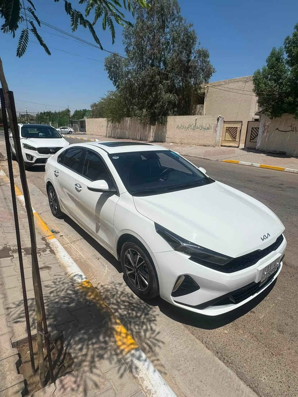 السلام عليكم
كي 3  للبيع مديل ٢٣خليجيه 

سياره فول بيها بارد بس بلجاملغ الخلفي 
الباقي كفاله 

ماشيه ٣٩ الف

تحويل ثاني يوم 

السعر ١٤٣ وبيها مجال شي قليل 

بكان سياره بغداد الحسينيه مال راشديه 

للاستفسار 

***********
