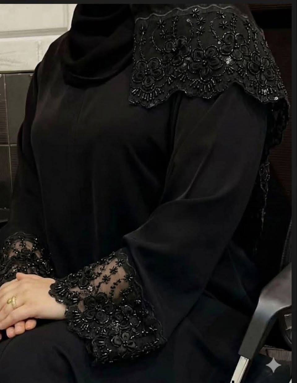 ✨ موديل عباية ترند ✨
🖤 خامة فخمة وتطريز يدوي راقي🌸 متوفرة جملة 
▫️ العباية + الشال نفس التطريز▫️ ألوان وتفاصيل تخبل 🔥
💰 البيع:
• جملة
📩 للحجز والاستفسار***********
