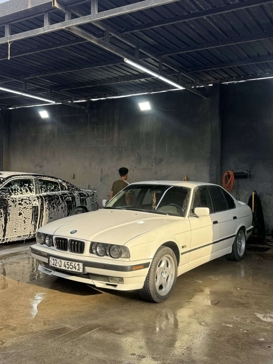 السلام عليكم 
BMW (520) اوتوماتيك 
موديل 1993
عليها محرك 525
السياره بيها قطعه وحده صبغ 

مواصفاتها     

سلايت
بجم عريض
تشغيل عن بعد 
نظام ترحيب 
كزوز رياضي مبدل كامل 
بجم دخاني 
ويل M5 حجم 17 انج 
داخل صاج كشنات مخمل دشبول دبل ايرباك 
لايتات مزروعلها عدسات نظام بلادي 
حداديه تايرات كله جديد
السيارة رقم نينوئ بأسمي تحويل مباشر 
فقط تبريدها عاطل كله جديد بس كمبريسر عاطل 

تفاصيل كثيره ما مذكوره و السياره مصروف عليها خير من الله و بل عافيه عل ياخذها
السعر المطلوب 78 ورقه قابل للتفاوض 
  ***********
