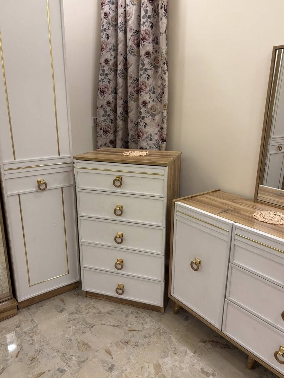 غرفه تركيا. اي ضرر مابيها
سعرها مليوون  7 قطع 
عنوان الغزاليه 

***********
