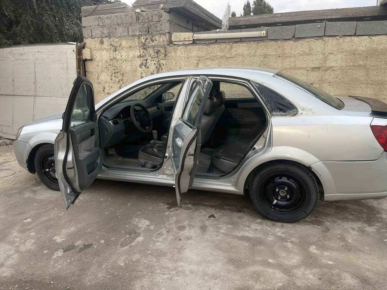 السلام عليكم 
سوزوكي فورنزا 2007 بسمي رقم انكليزي
حادثهه جاملغ خلفي مصبوغه السياره اثر جراد وشخوط
السياره جاهزه كير مكينه تبريد كهربائيات كلهه شغاله
تايرات كلش نضاف صدر 90 ‎%‎داخل كلش نضيف عله يدي السياره خير من الله 
مكان السياره الكاظميه جكوك
عارضهه ب55
***********
