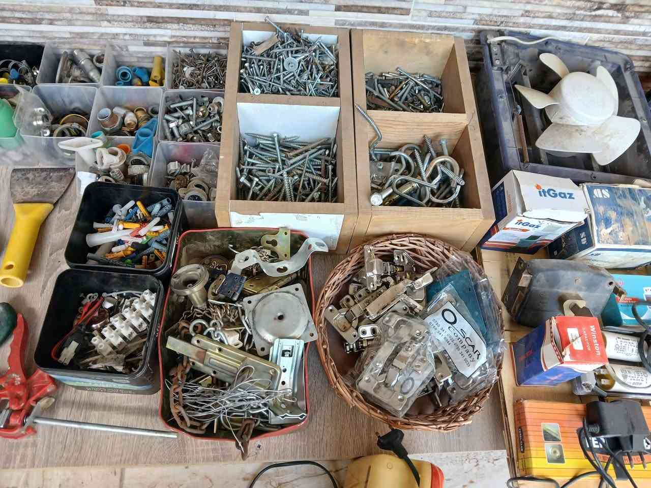 هي غراض للبيع اللي يستفيد منها تواصل على الرقم ***********
