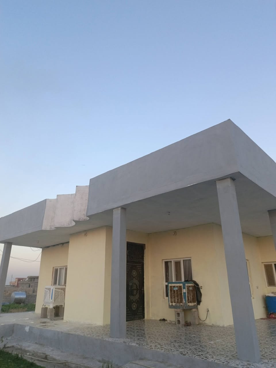 السلام عليكم  بيت للبيع.. مساحة البناء ٢٠٠ متر مساحة الارض ١٢٥٠ ( نص دونم ) يتكون البيت من ربعة 7*4 استقبال 5*4 مطبخ 5*4 غرفتين نوم صحيات داخلية وصحيات خارجية /السعر 55مليون
العنوان 📍 حي الجامعة يم عرب المسارلة /للاتصال ‏‪***********‬‏
