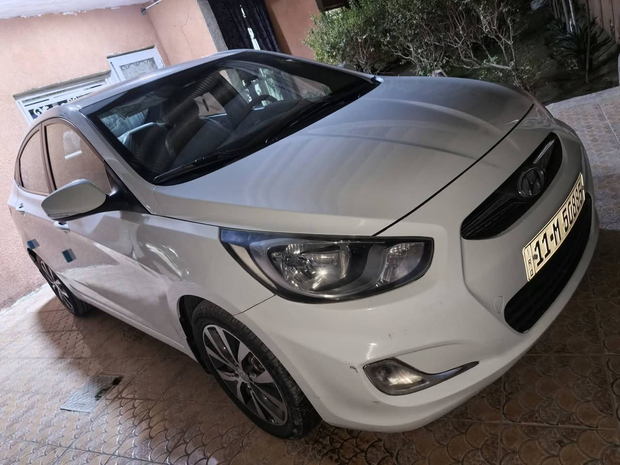 للبيع اكسنت موديل 2015 خليجيه 
السياره بيه دعاميه  اماميه صبغ فقط 
وطبره بالباب بدون قطره صبغ السياره كفاله عامه 
بسمي رقم بغداد مميز 
مواصفات السياره 
اشاره مري 
تحكم ستيرن 
ويل كب كروم 5 
فتحه 
داخل بيجي 
شاشه لمس 
كامره خلفيه 
لايتات زنون 
محرك 1600 
ماشيه 175 ألف 
تخم تاير جديد 
السعر 115 وبيه مجال بسيط

للاستفسار ع الرقم *********** تحياتي لكم
