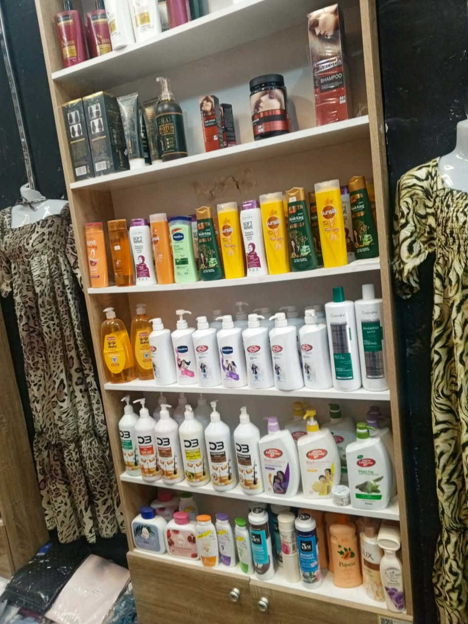 كوزمتك للبيع 
مكانه كربلاء حي العسكري يم سوك العابد
الاستفسار اكثر اتصال برقم ***********
مكلفه بلنشر
