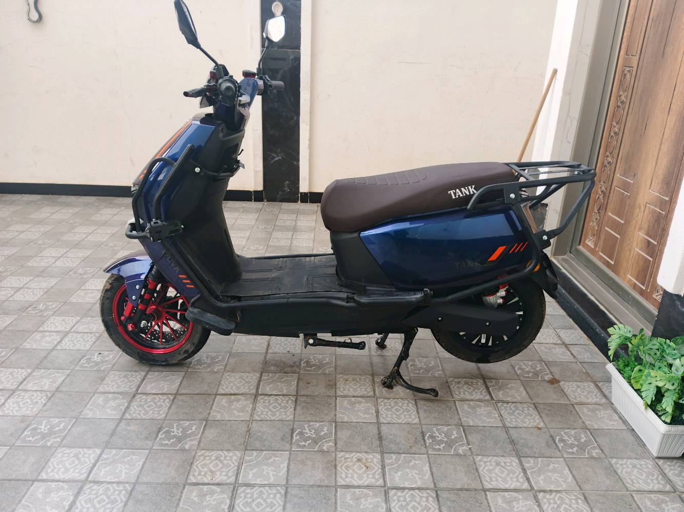 دراجة كهربائية أنيقة وجديدة لم تستعمل كثيراً. اللون أزرق براق مع تصميم رائع ومظهر ملفت. مثالية للتنقل اليومي وفي حالة ممتازة. مناسبة جداً للتجوال داخل المدينة. تأتي بمقاعد مريحة وتوفر قيادة مستقرة وآمنة.