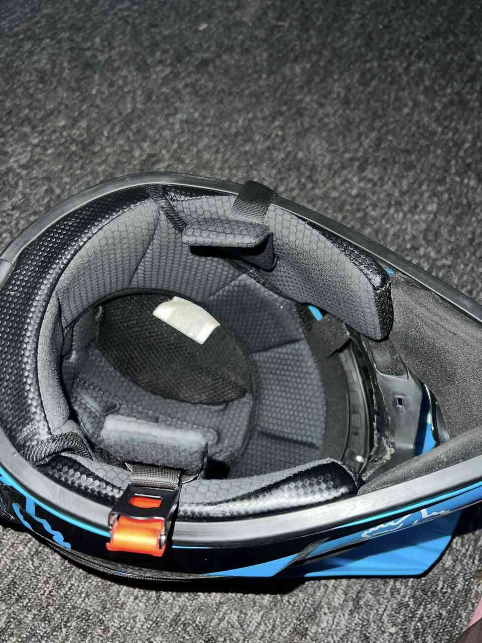 السلام عليكم خوذه قفاز للبيع مستعمله اقل الشهر
***********
