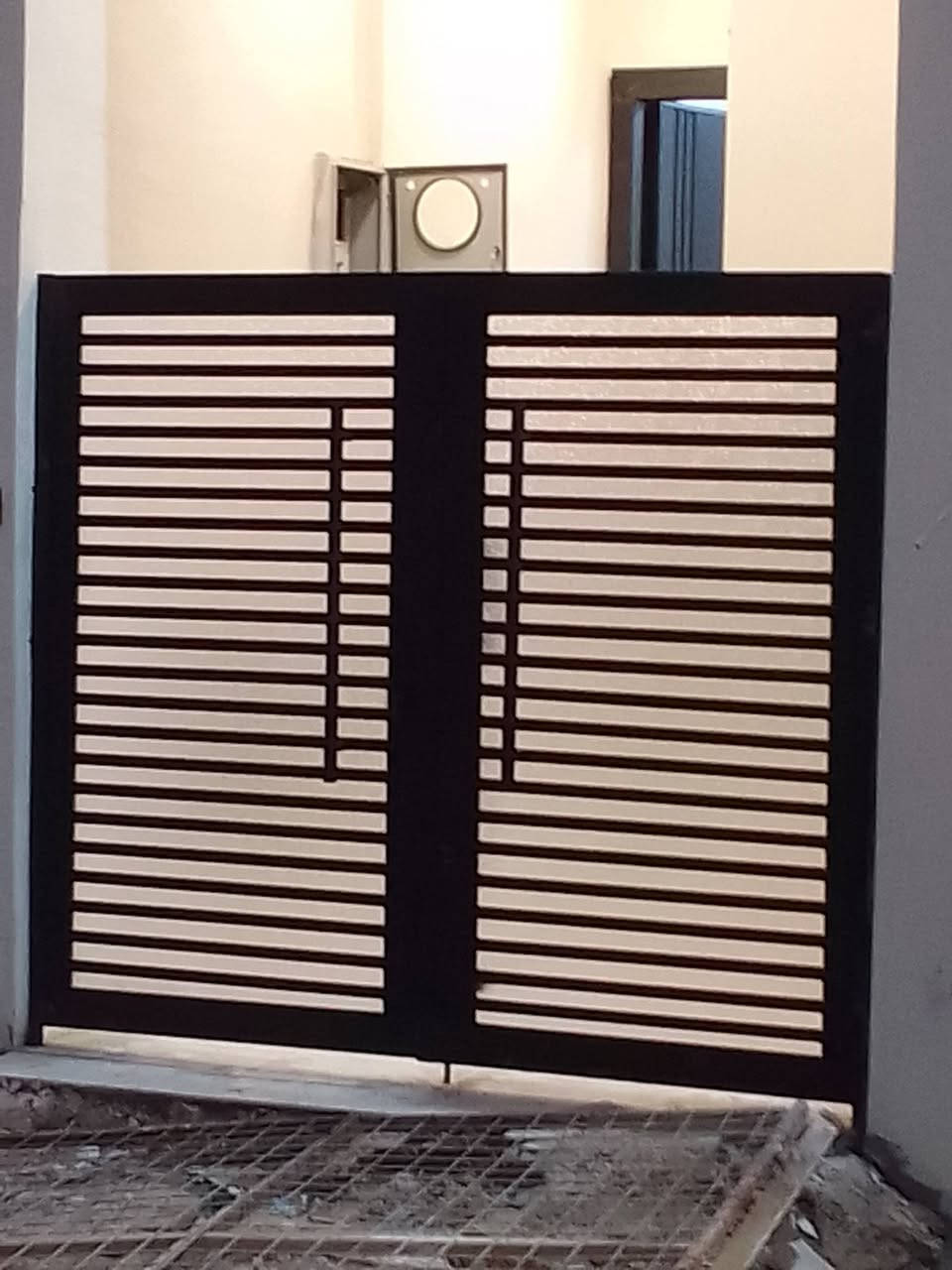 باب حوش سعر حسب القياس نشتغل بكل ثقة وظمانك موجود حدادة الاستاذ *********** اسعارنا مناسبة لا موعدنا ايجار ولا مصاريف اخرى
