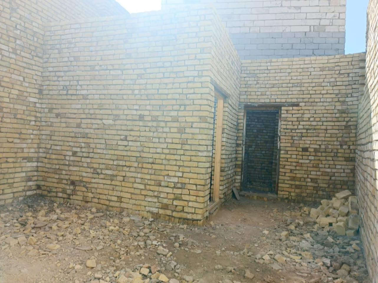 دار سكن - البناء هيكل 
📍الشعلة 
📍خلف عارف الحمامي 
يحتوي البيت 
أستقبال +غرفه نوم 🛌 + مطبخ🧑‍🍳
 مجمع صحيات
المساحة 65م 
على شارع فرعي 
 للأستفسار يرجى الأتصال
 على الارقام التالية 
***********
#نستقبل_طلباتكم__وعروضكم 
مكتب بغداد للعقار الشطرة  الآمن للتسويق العقاري  ___
 الشطرة /شارع الفلكه قرب كراج الحضارات  
🔻
