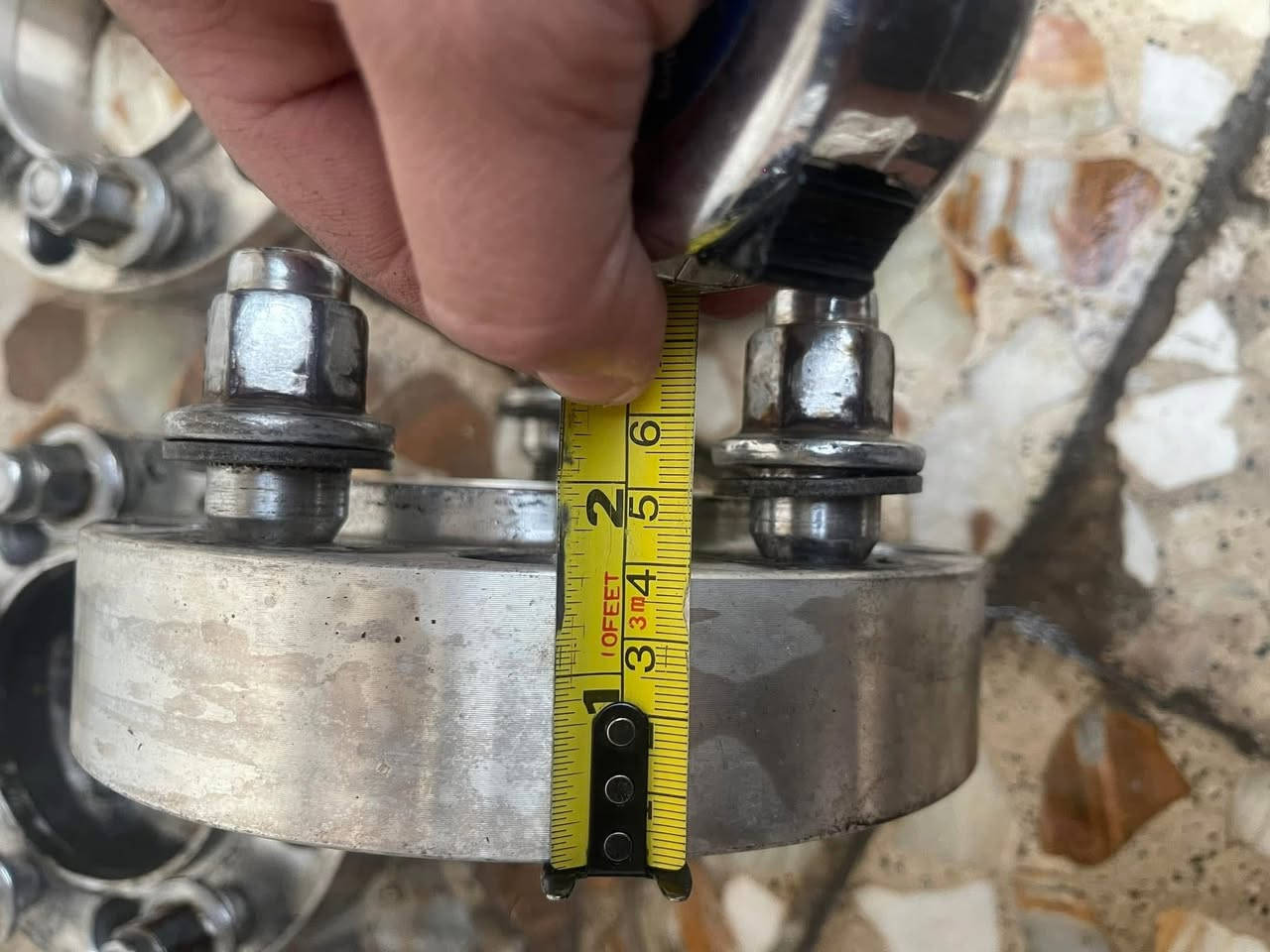 سلام عليكم شباب من رخصة الادمن آلورد للبيع 
طخم ويل كب لاندكروز خمس براغي لون اسود
 السعر 300 الف 
سبيسرات عدد 4 مع البراغي السعر 250 الف 
ومكاني بغداد 
***********
