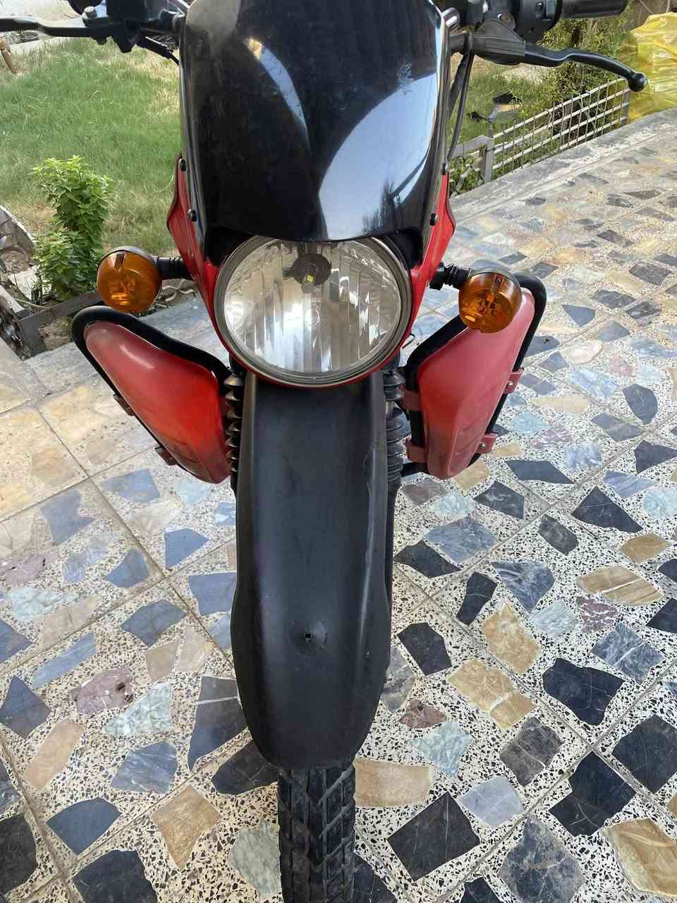 دراجة بوكسر موديل 2021 مرقم بغداد ب اسمي دراجة كلش نضيفة احلة من الصور  مكينة كلجات كير كهربائيات كلهن مكفولات دراجة عارضة ب 1650 وبيه مجال بسيط ل استفسار اتصال عل خط او مراسلة واتساب *********** مكاني بغداد الدورة
