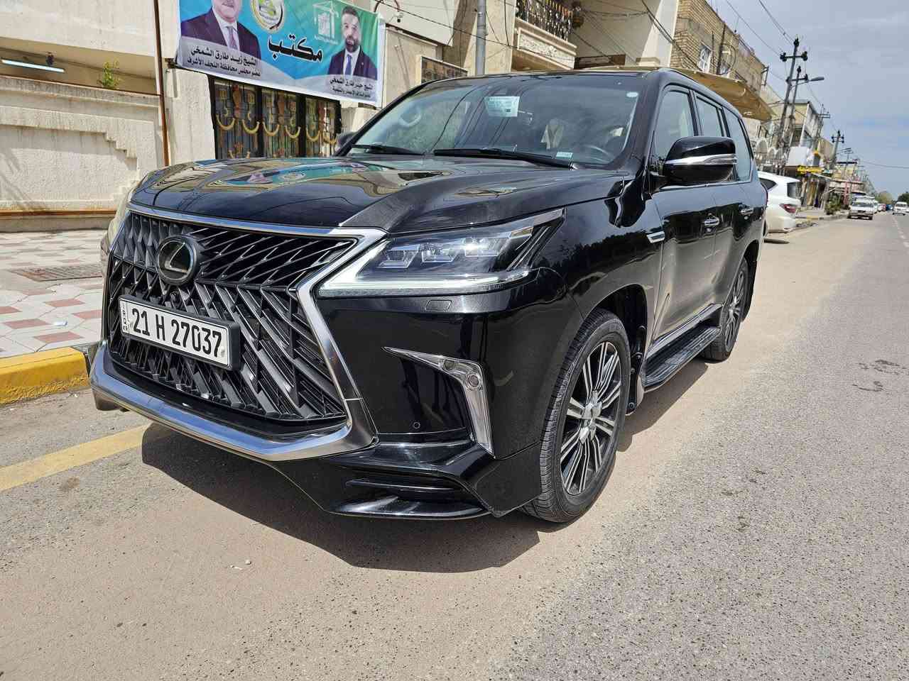 السلام عليكم للبيع لكزس 2018 LX570  بريم مكفوله كامل مواصفات ماشيه 90 الف للستفسار الاتصال ***********
