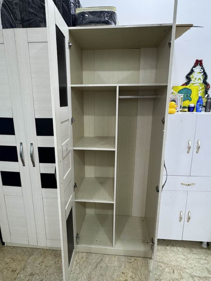 سلام عليكم من رخصة الادمن كنتور صاج اصلي للبيع مكون من اربعة ابواب العرض 160 سنتمتر الارتفاع 2متر السعر 200 وبي مجال مكاني 
البصرة التنومة الصالحية الرقم *********** التواصل واتساب فقط
