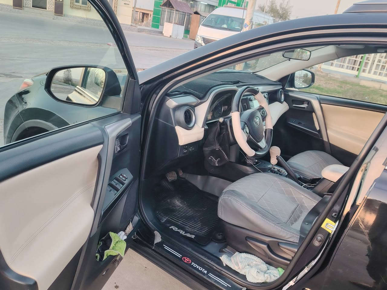 تيوتا راف فور 2018
فتحه بصمه اشاير بل مري 
حساس امامي 
كلين تايتل 
المقاعد جلد 
مواصفات xle
السعر 190 وبيها مجال 
للستفسار ***********
او ***********
وبيهن واتساب
