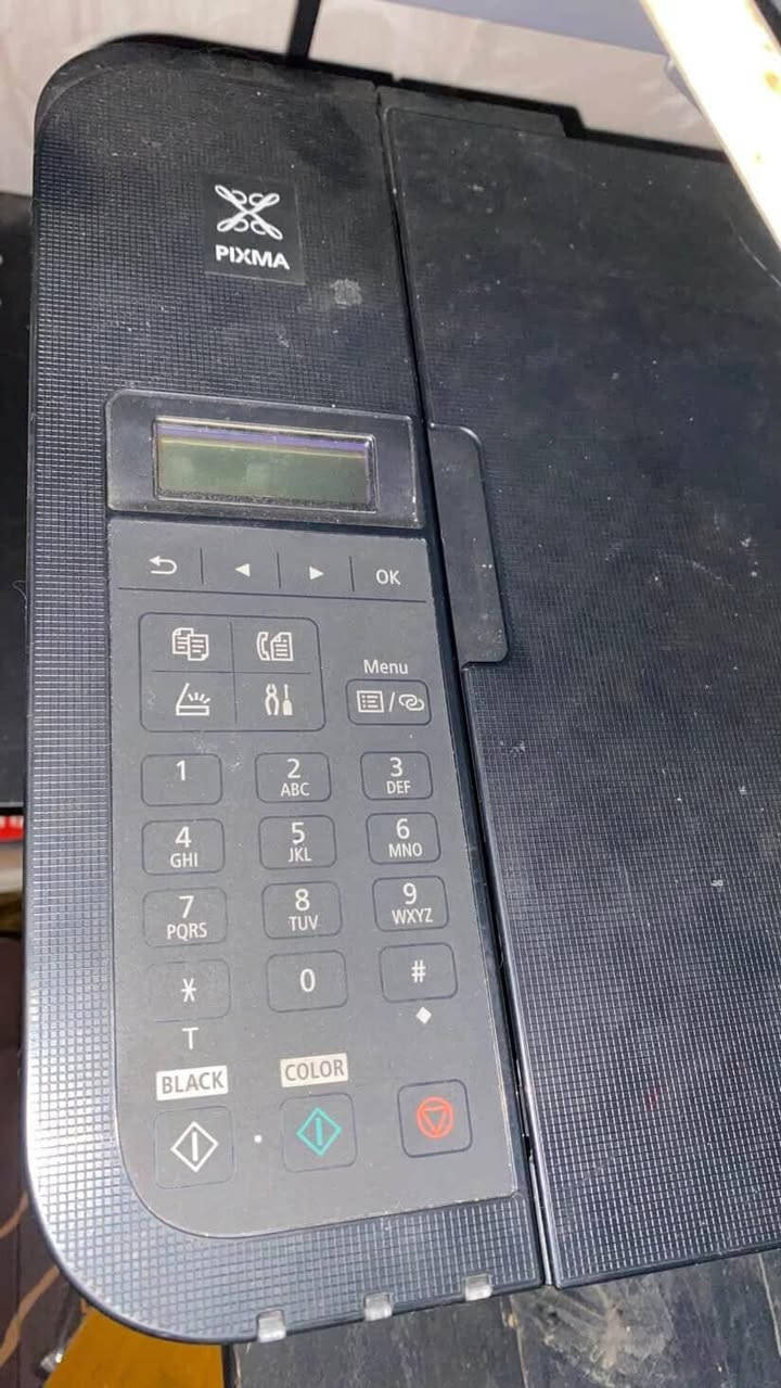 سلام عليكم 
للبيع: طابعة Canon TR4600 (4 في 1)
طابعة عملية جداً (طباعة، استنساخ، سكنر، فاكس)، أهم مواصفاتها:
ربط Wi-Fi مباشر للطباعة من الموبايل.
طباعة على الوجهين تلقائياً 
سحب أوراق آلي (ADF) يسهل استنساخ الملازم.
الحالة: نظيفة جداً / استخدام قليل
 السعر قيم بما يرضي الله 
مكاني البنوك 
اي استفسار خاص


**إذا كنت صاحب هذا الإعلان وتريد حذفه لأي سبب، رجاءا أرسل رسالة إلى الدعم الفني**