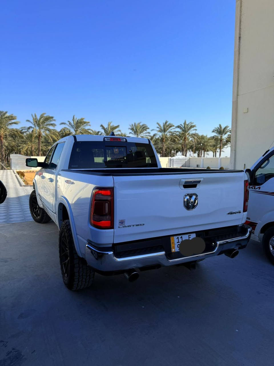 دوج رام 1500(( لمتد )) فول فول مواصفات
الموديل 2021
المحرك : V8 5.7L .
رقم بغداد باسمي تحويل مباشر
ماشيه 65
المواصفات :فول 1/1 
دوس كهرباء 
* دفع رباعي 4x4. فور ويل
رادار تفاعلي مع مانع تصادم. 
نقطة عمياء. .
 بجم كبس
* دوسات جانبية كهربائية.
* المصابيح الأمامية زنون.
* كشافات الضباب زنون. 
* المصابيح الأمامية والمصابيح الخلفية LED. 
* دخول ذكي (بصمة). 
* تشغيل عن بعد.
* مقاعد من الجلد الفاخر. 
* المقاعد كهربائية مع ميموري.
* المقاعد الأمامية تبريد وتدفئة.
الستيرن تدفئه 
شاشة كبيرة 12 أنچ.
* نظام ملاحة نفكيشن GPS
* حساسات امامية وخلفية.
* مانع تصادم خلفي. 
* مكيف خلفي.
*محدد سرعة.
* مرايا كهربائية جانبية من الكروم قابلة للطي كهربائيا.
* شاحن موبايل لاسلكي (واير ليس).
* الشباك الخلفي كهربائي
* امكانية تعديل ارتفاع دواسات البنزين والبريك.
* هاند بريك كهربائي.
* جوبلسات جگات تصعد وتنزل 
* حساسات امامية. 
* حساسات خلفية. 
* مرايا مع خاصية التعتيم الذاتي. 
* مساحات تخزين إضافية 
باب طويل بدي قصير مرغوب 
امريكي حادثها كلش بسيط بدون ايرباك طرف الباب فقط 
سياره جديده بمعنه الكلمه

للبيع او مراوس حسب القناعه لاستفسار اكثر تصال برقم 

***********
