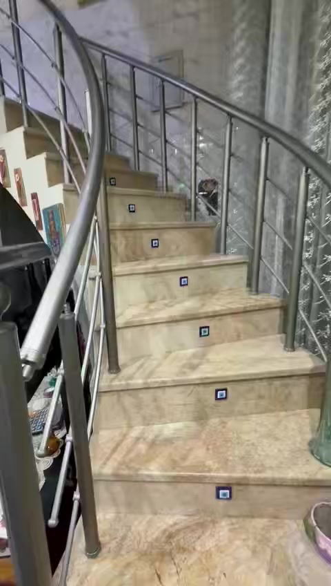 بيت للبيع المساحه 83متر قصه عدله
بناء 2018يحتوي على مدخل واحد استقبال 
صاله كبيره مطبخ بارد مع مطبخ حار خدمات 
غرفة نوم. والطابق الثاني غرفتين مع خدمات وصاله الطابع الثالث بيتونه سطحين 
الاستفسار على هذا الرقم مع صاحب الدار ***********
