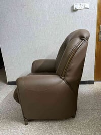 كرسي جلد • ١٠٠×٩٣سم • بغداد الغزالية