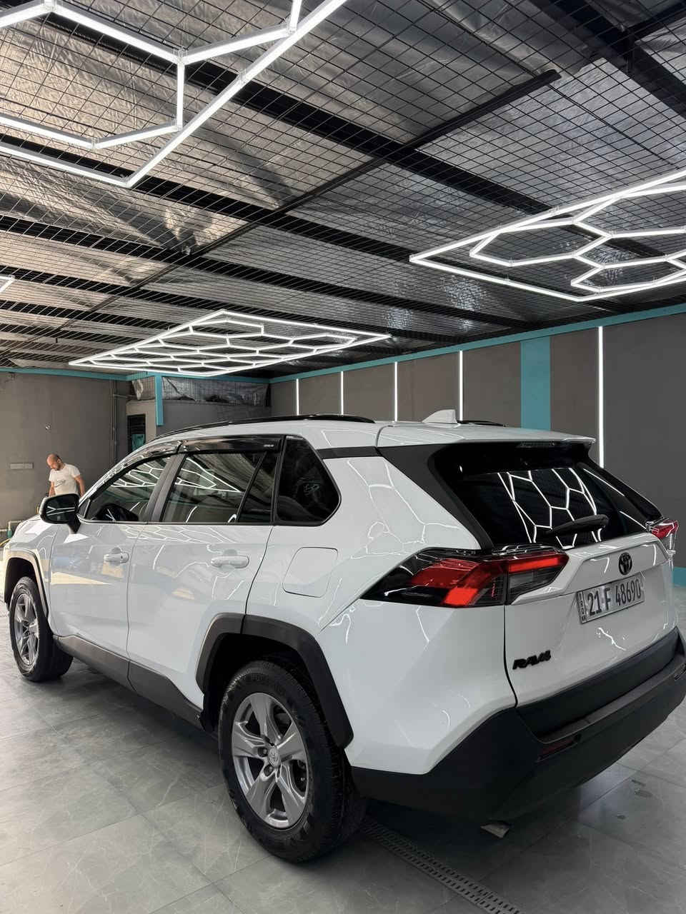 تويتا راف فور 
موديل 2024 
مواصفات فول XLE AWD
عداد إلكتروني 
شاشه كبيره كار بلي 
رادار جانبي 
رادار امامي 
كاميره 
سلايد 
تحكمات استيرن 
كشنات كهربائي 
صندوق شفط كهربائي 
تشغيل عن بعد 
بصمه
لايتات ليد بيلاد زينون
سياره بيها بعد هواي مواصفات
سياره قطره صبغ ما بيها فقط بيها اربع مكانات بارد
بيها شواصي امامي خلفي  
بدون أرباك سياره كلها بلاد 
رقم شاصي ناشرها بل صور موجود حتى سونار ناشره 
ماشيه 16 الف سياره 
رقم سنويه كلها جديد باسمي شرط تحويل وكاله غرامه كلشي شرط 
گير محرك كلها كلها شرط ما ملعوب 
مكان سياره كركوك 
سعرها 238 وبيها  مجال بسيط 
***********
