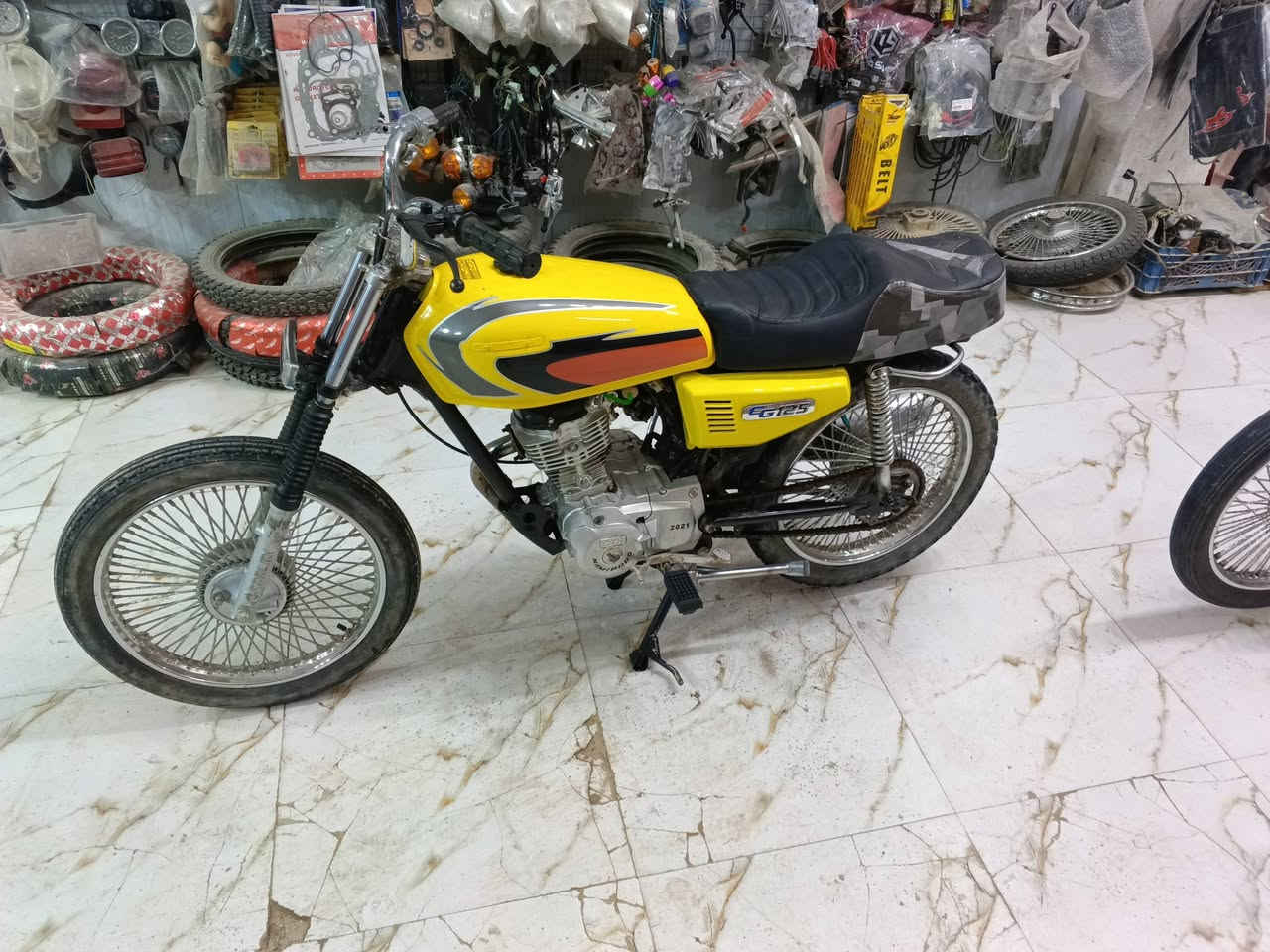 السلام عليكم
من رخصه ادمن الجروب 
دراجه اربعه قير كلك 
تعمير كله 25
بس المحرك 21 
كله جديد دراجه شلعه تخبل مكينه ناعمه كلش 
مزاد مزاد مزاد 
دراجه كلش حلوه احلى من الصور مال جناي 
فقط الى الجناي 
كله جديد سعر 300 
وبيها مجال للطيبين 
***********
