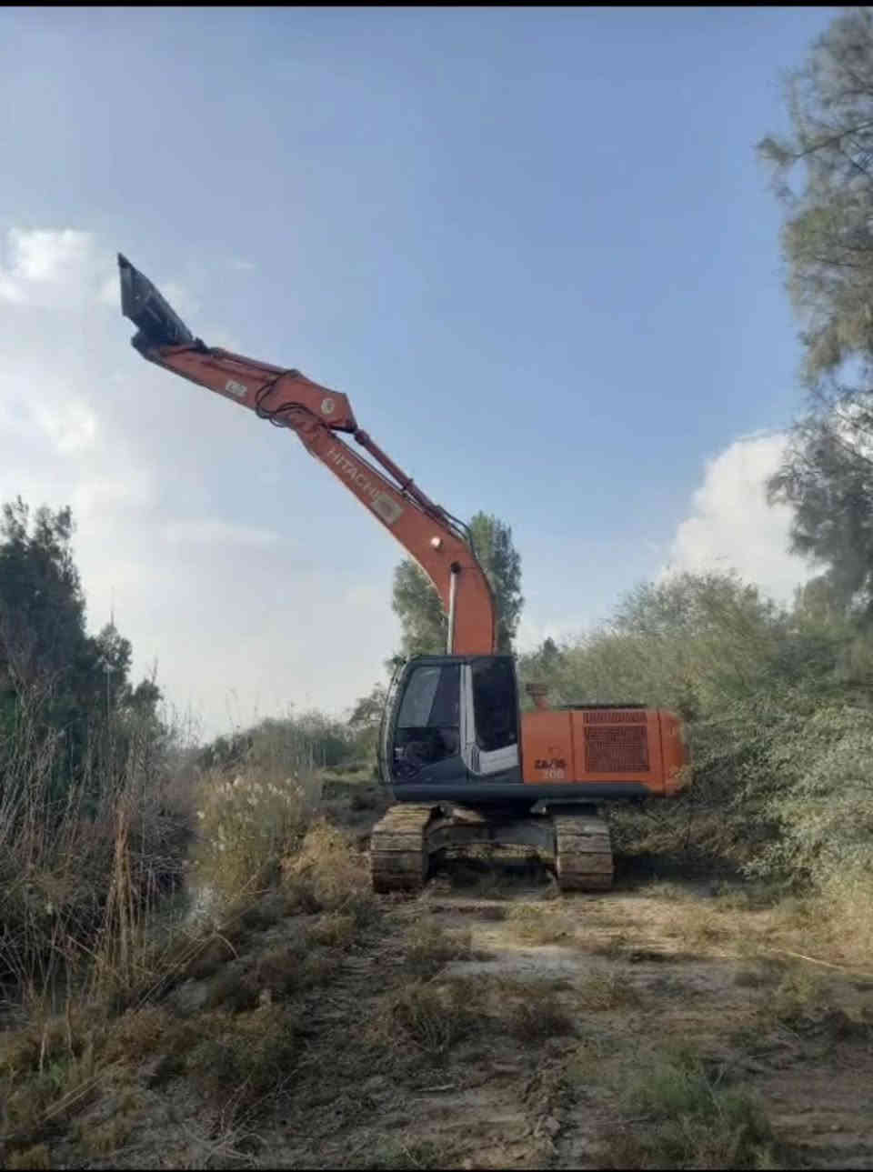 السلام عليكم حفاره زت ثري مديل 2013 رقم الماني وبسمي حجم 200 زنجيل 60 حداديه %100 مؤسسه نقار   مكينه جاهزه للعمل العنوان واسط
هاتف للستفسار ☎️ ***********
