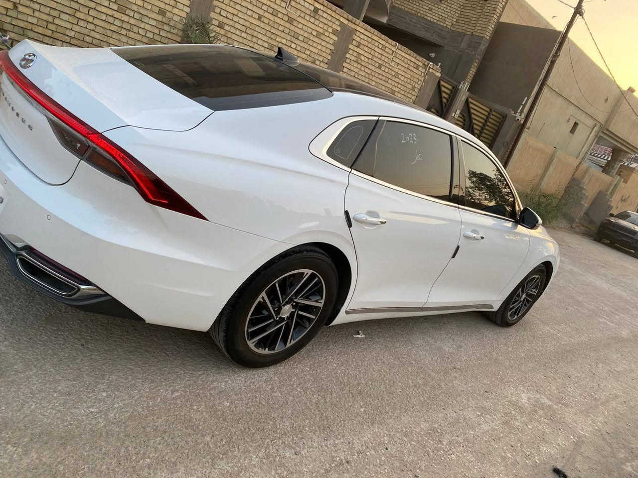 للبيع فقط هونداي گراند ازيرا 2023 
 مكاني بابل  قضاء الهاشميه للستفسار
*********** 
مواصفات السياره 
وارد كوري غاز خط واحد محرك 6 سلندر 
فووول موصفات للاخير بنراما 
 قياده ذاتية 
تحديد مسار+نقطه عمياء
رادارات جانبيه + اماميه خلفيه
درايف مود 3 وضعيات
شاشه دجتال متغيره
تبريد لمس مناخ معتدل 
اوتو هولد + هندبريك كهرباء 
كشنات كهرباء+ تبريد + تدفئة +المقود تدفئة
ترحيب + دخول ذكي
جنطه ذكيه
اربعه جام اوتو+ ريمونت
لايت زنون + لد امامي خلفي
تشغيل عن بعد
شاشه كبيره  متصلة+ شاشه اعطال
داخلها VIP
وبيها هواي مواصفات

السيارة جاهزة وما بيها اي نقص + كير محرك كفالة 
*************

بيه كلير شويه بجاملغ والبنيد بدون تبديل ولا مفتوحات 
حته مو صبغ
السعر 196 وبيه مجال المحاويل, بابل
