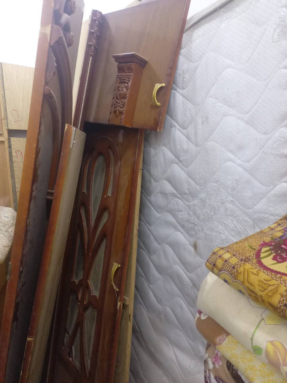 سلام عليكم غرفه اخشاب البيع انجاره مستخدمه واتصال على هذا الرقم على الواتس اب ***********
