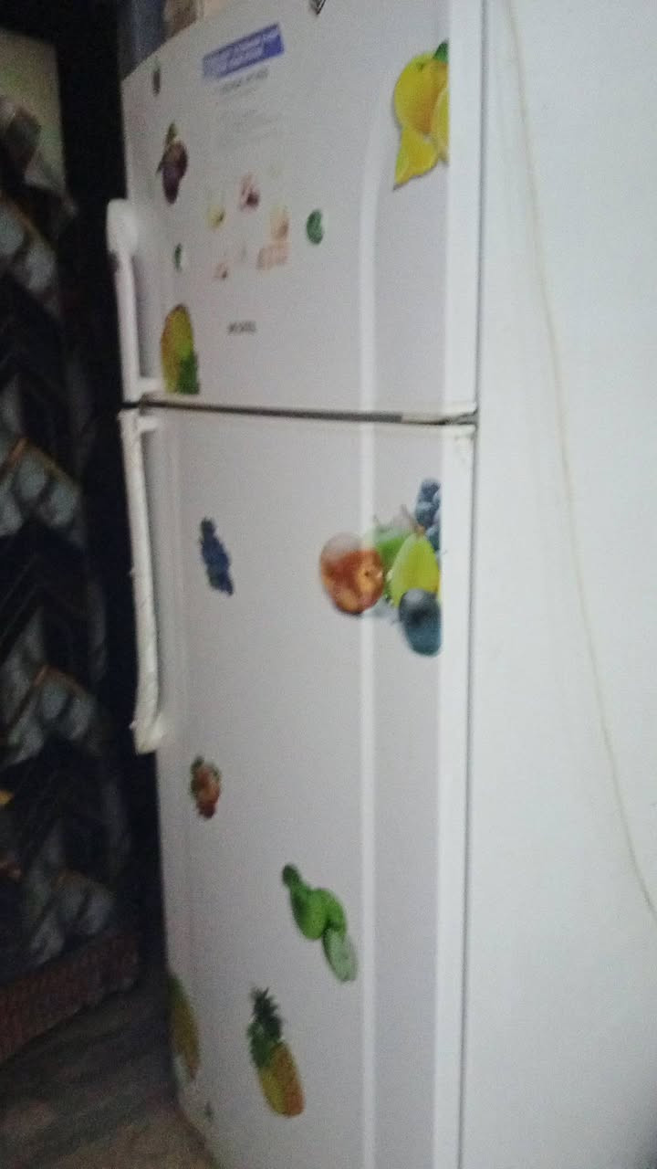 السلام عليكم ثلاجة للبيع حجم الكبير سعرهة 250وبيهة مجال للاستفسار *********** موجود واتساب
