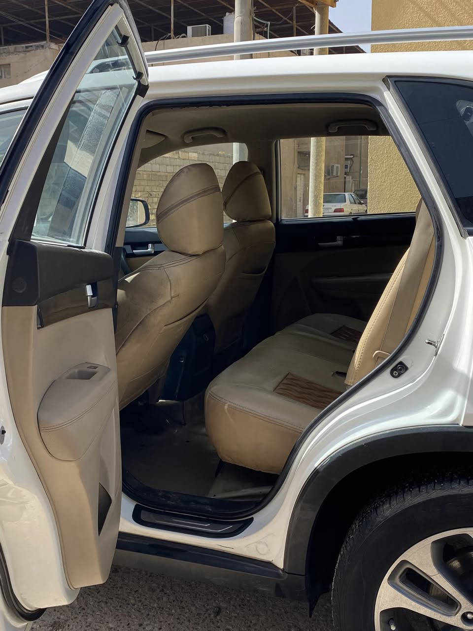 السلام عليكم للبيع سورنتو 2015 محرك 6 سلندر بنزين كفاله من الضربه والصبغ والعيب الشرعي رمقها بصرة وسنويتها صالحة لل2027 السيارة حلوة ونظيفة استخدام شخصي  السعر 170 قابل للتفاوض 
رقم الهاتف ***********
