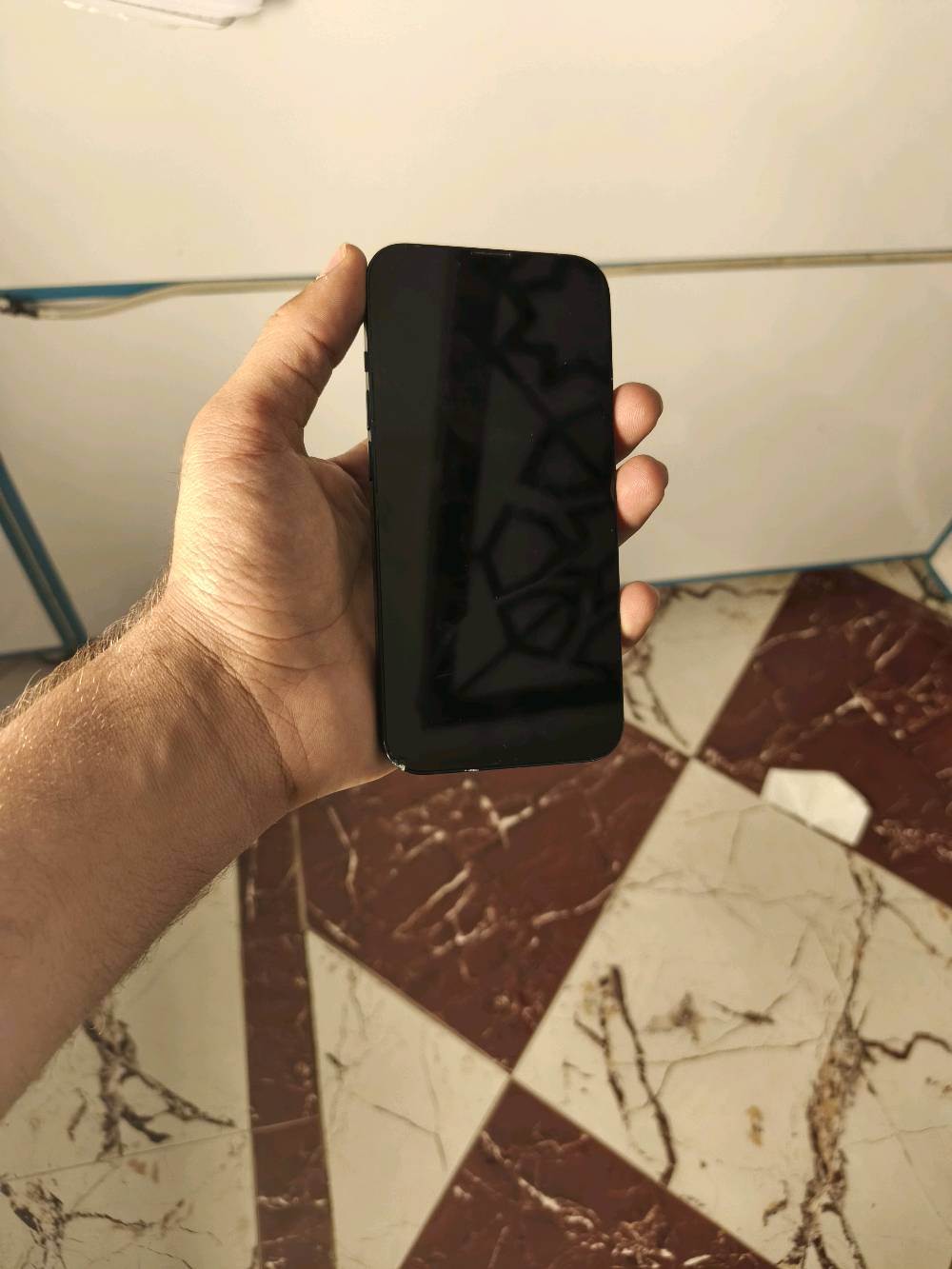 إيفون 13 عادي 
بذاكرة. 128 
بطارية. 85 
جهاز نضيف بي فقط ضربه بشاشه وما بيها أي تاثير على شاشة 
عنواني ميسان عواشة 