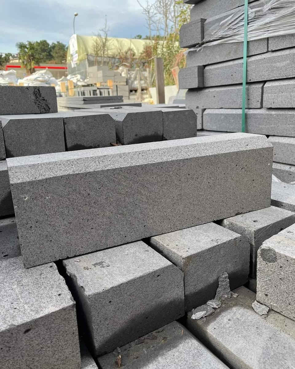 حجر البازلت الطبيعي
#stone 
#basalt


**إذا كنت صاحب هذا الإعلان وتريد حذفه لأي سبب، رجاءا أرسل رسالة إلى الدعم الفني**
