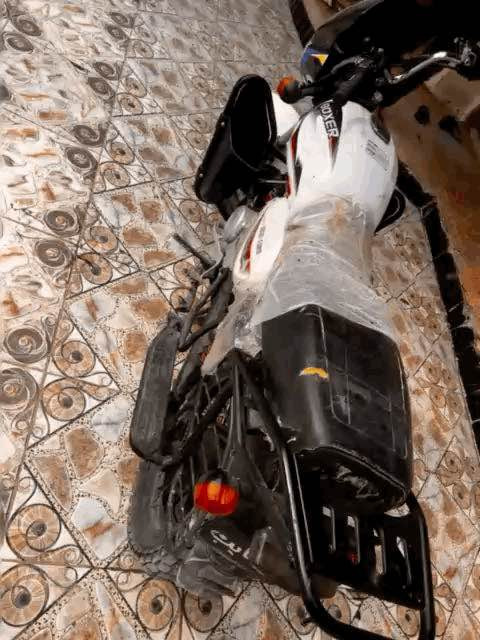 السلام عليكم دراجه بوكسر موديل 2020 دراجه رقم مسنويه دراجه حلوه ونضيفه  محرك مفتوح مراه وحده تجفيت مال شركه مكان القرنه  رقم صاحب الدراجه. ***********
