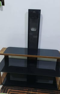 ميز بلازما زجاجي نظيف جدا و بسعر مناسب للتواصل 07740936891