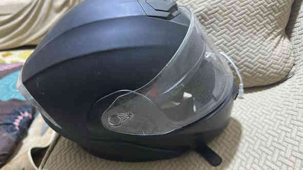 خوذه وصندوك للبيع جديدات مامستعملهن متوازي على فلوس للبيع مستعجل سعرهن ٧٠ مكاني سيديه ***********
