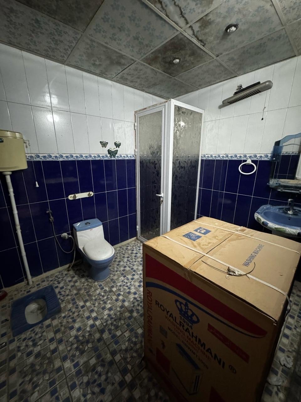 بيت مساحته 200. | 10*20

وجه البيت كله حجر  وبناء البيت 2020 

الطابق الارضي : حديقه خارجيه كراج ياخذ سيارتين.   استقبال وصاله ومطبخ وغرفة نوم. وحمام ومنور عدد 2 وحمام خارجي 

الطابق الاول : 3 غرفه وحده منهن ماستر جبيره وصاله وحمام ومخزن صغير 

الطابق الثاني : غرفه نوم وحده وسطحين

الوقع : الشعب خلف سوك شلال وبصف سوك الصبح صاير افرع عريض عرضه 25 متر.  