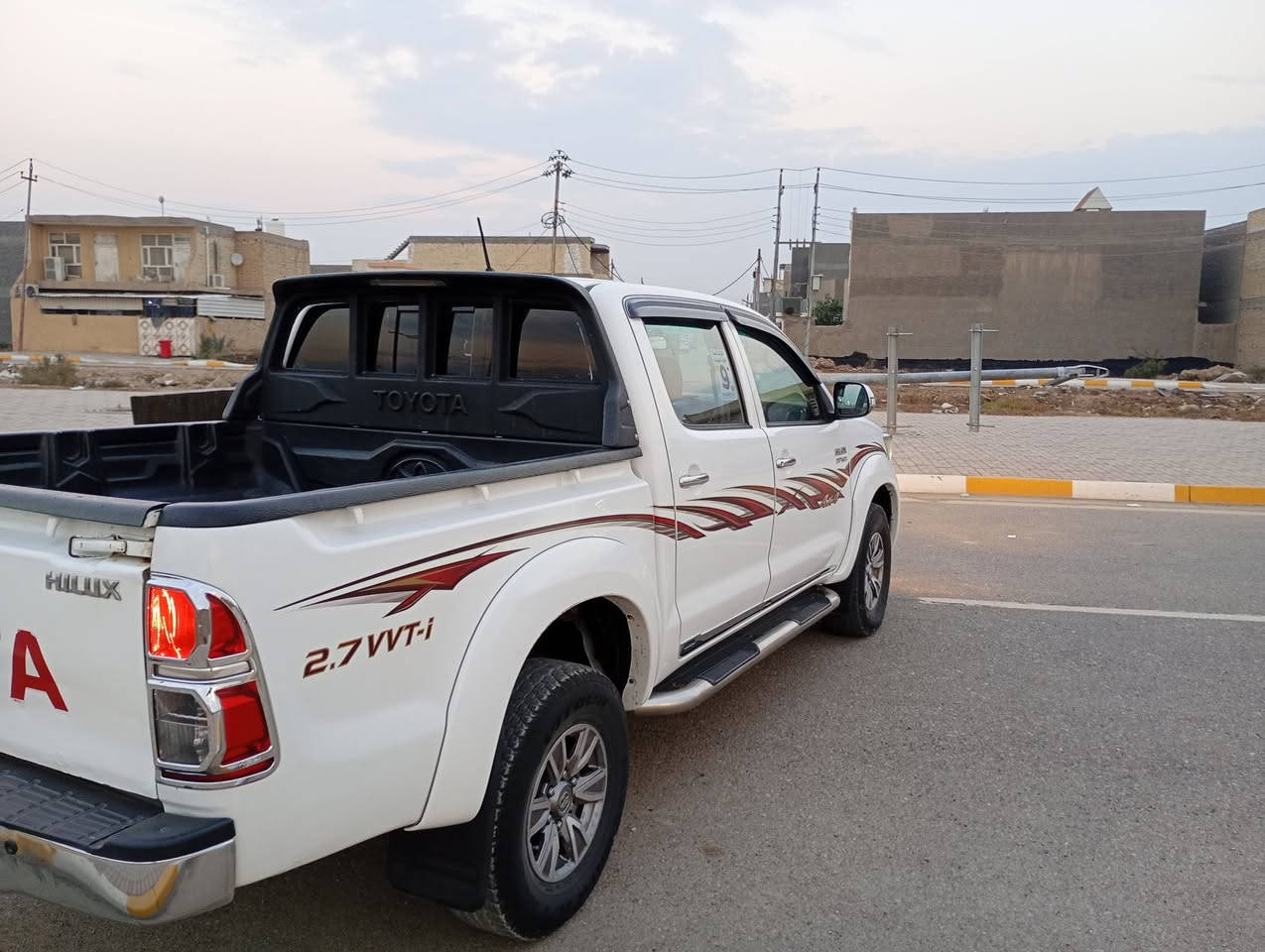 السلام عليكم للبيع هايلوكس كويتي ام البطل 2014 مكفوله من صبغ السياره حلوه وجديده مابيها نقص برغي كير محرك صدر كهربائيات كله فول السيارة كير عادي رقم واسط السعر 198 عنوان واسط الصويرة فلكه الزعيم ***********
